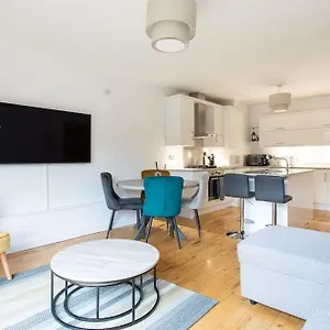  Apartment Centre Luxurious Free Parking