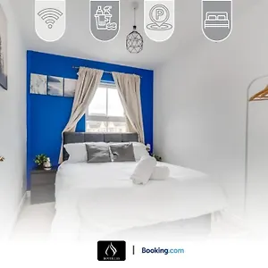  Holiday home 2 Bed House By Boyeilles Short Lets & Serviced With Balcony & Free Parking